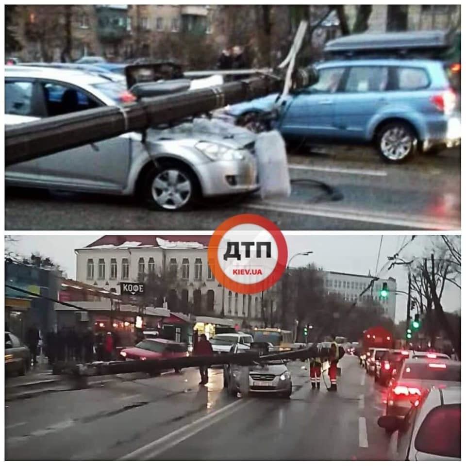 В Киеве на автомобиль во время движения упал столб