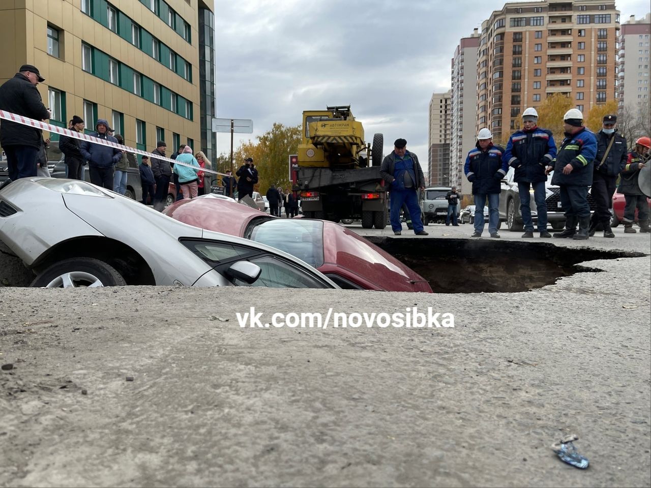 В российском городе машины провалились в яму с кипятком