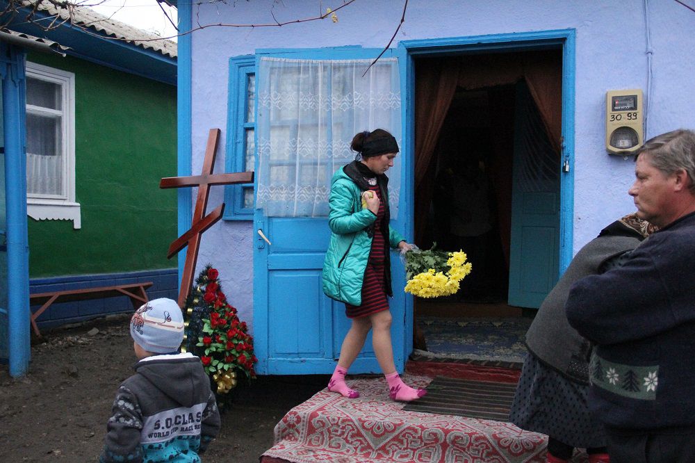 Fata în dializă, lăsată cu burta plesnită, înmormântată azi lângă mama sa