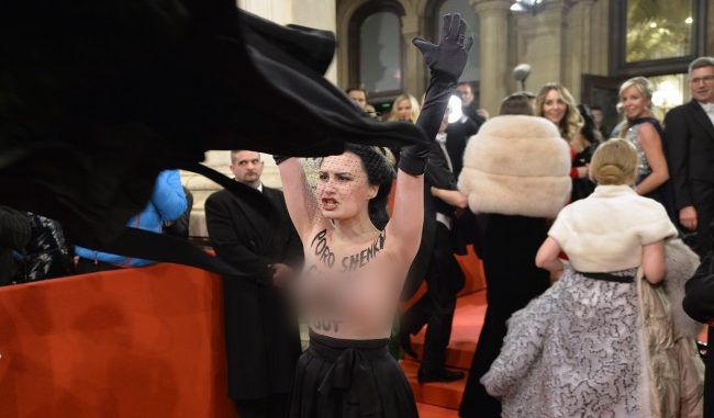 Активистка Femen пыталась помешать Порошенко попасть на Венский бал