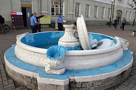 В погоне за эффектным селфи парень разбил дорогой фонтан