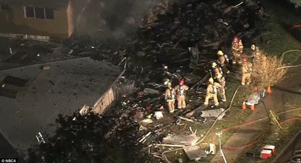 Un avion s-a prăbuşit într-un cartier rezidenţial din California