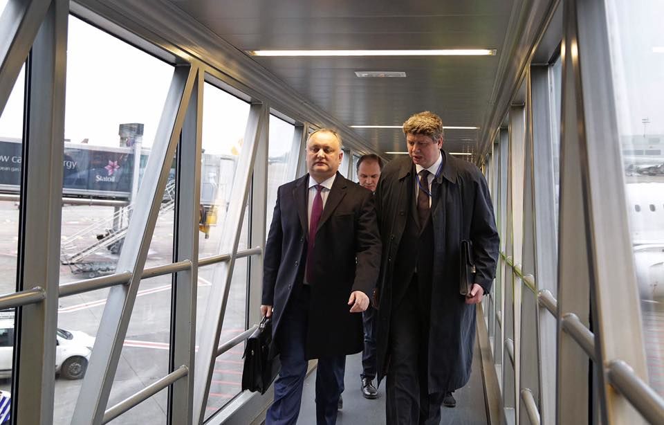 Pînă la Bruxelles Dodon a schimbat două avioane și a stat la cozi