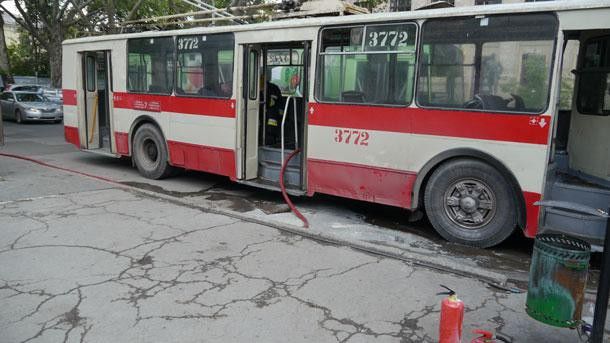 В центре Кишинева загорелся троллейбус с пассажирами