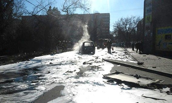 В центре Мариуполя взорвалось авто с военным