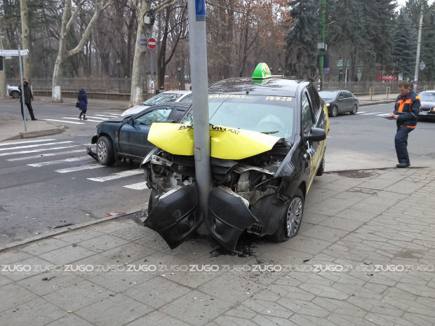 Accident rutier spectaculos în centrul capitalei. Un taxi a „zburat” peste un Audi, oprindu-se într-un pilon