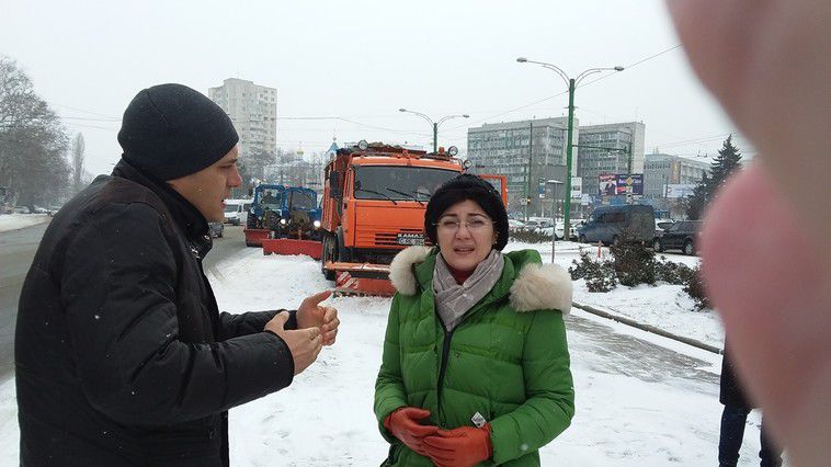 Сильвию Раду заметили среди снегоуборочной техники