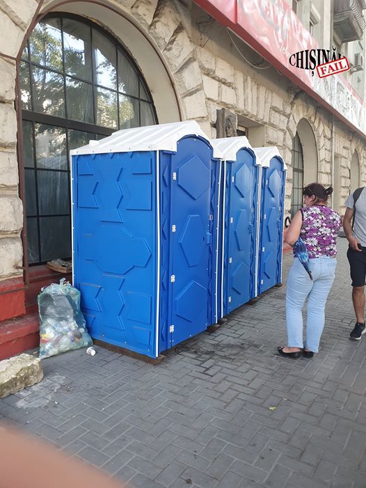 В центре столицы установлены мобильные туалеты для протестующих