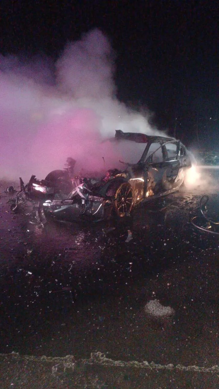 O mașină, mistuită de flăcări după ce a intrat într-un tractor la Călărași