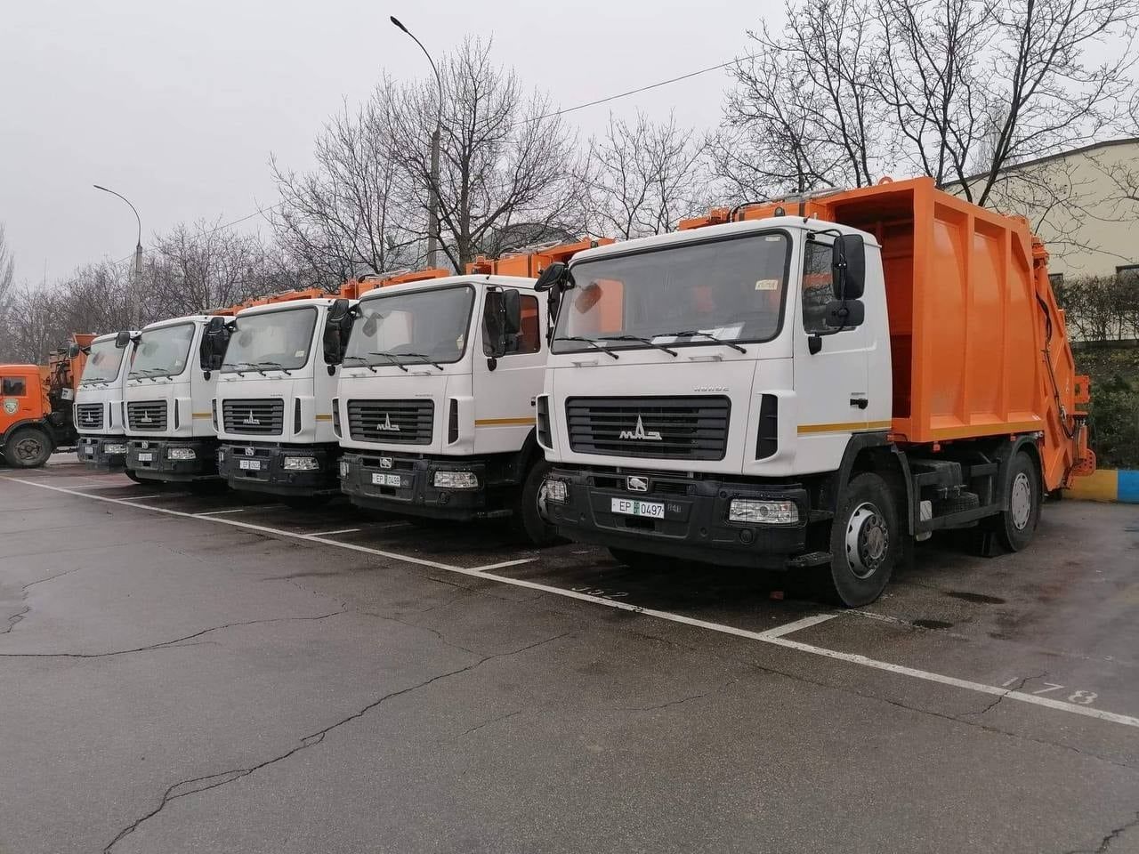 Для Autosalubritate приобретены 10 современных грузовиков для вывоза мусора