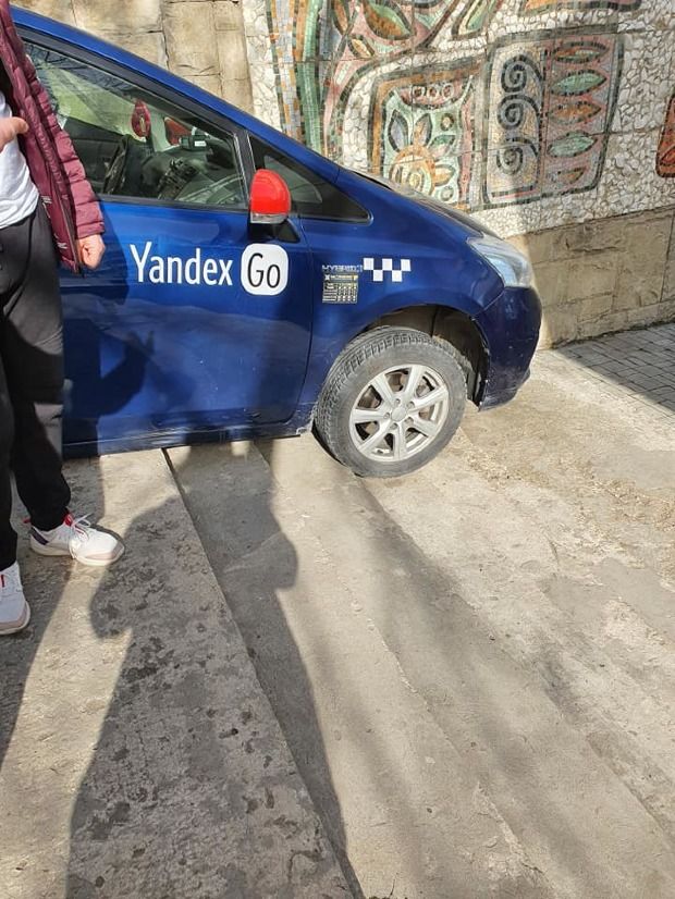 Подвел GPS: в столице машина такси "застряла" на ступеньках