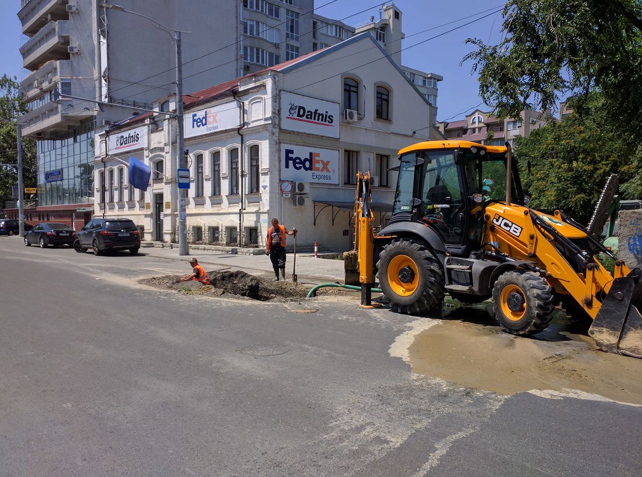 На недавно отремонтированной дороге в Кишиневе вновь вырыли яму