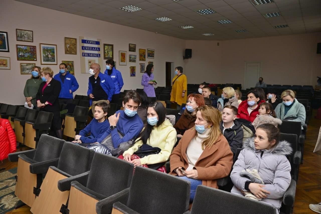 Украинские дети, обучающиеся в Кишиневе, получили рюкзаки в подарок