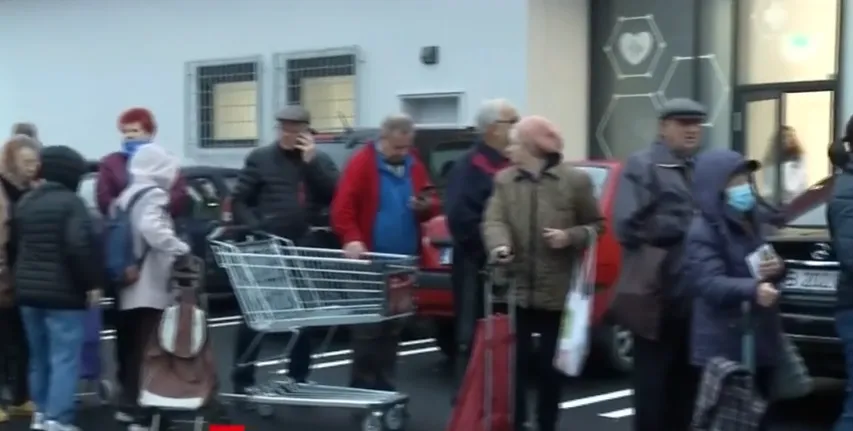 В Румынии люди с 5 часов утра стояли в очереди за мясом и маслом со скидкой