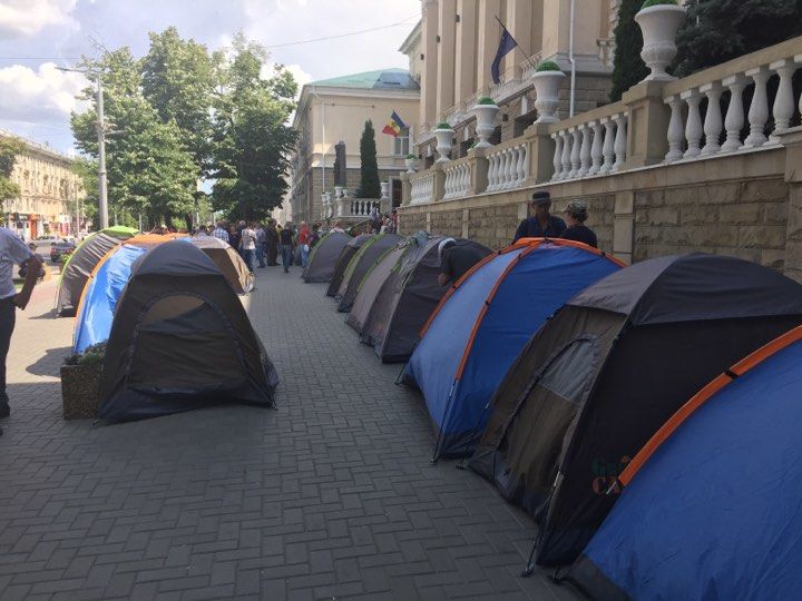 Перед госучреждениями продолжают находиться люди в палатках