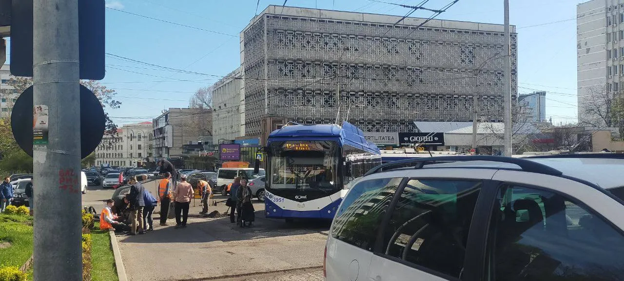 В столице водителя троллейбуса сбила машина