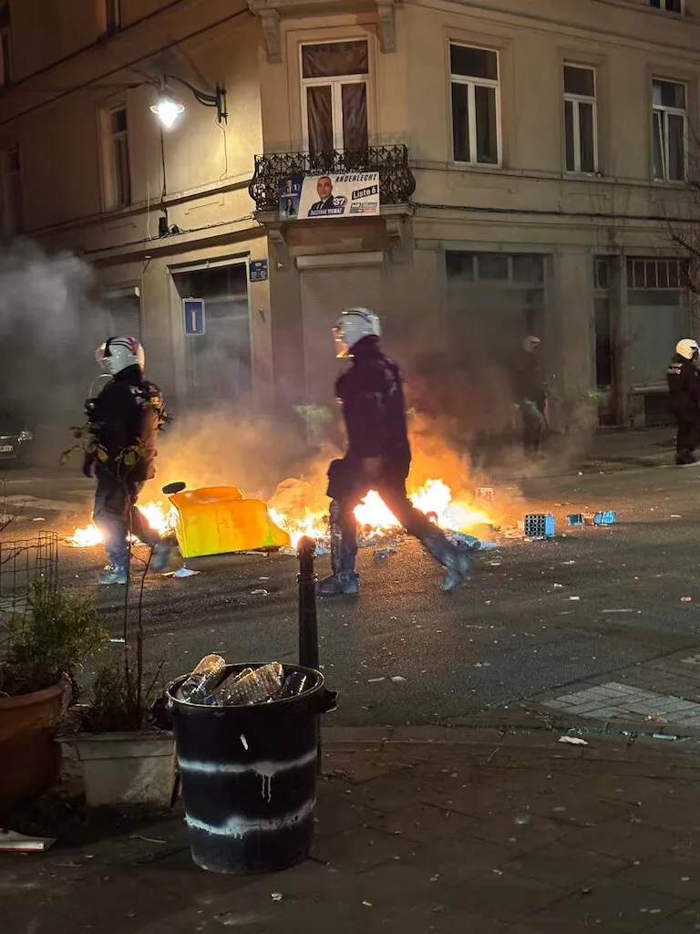 Zeci de mașini au fost incendiate la Bruxelles în noaptea de Revelion: Peste 150 de persoane, reținute