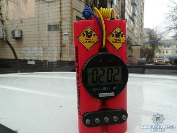 В Киеве мужчина c игрушечной бомбой атаковал предприятие