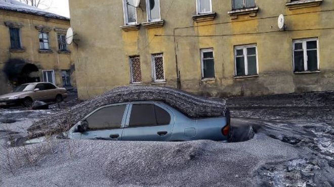 В российском городе выпал черный снег, прокуратура ведет расследование