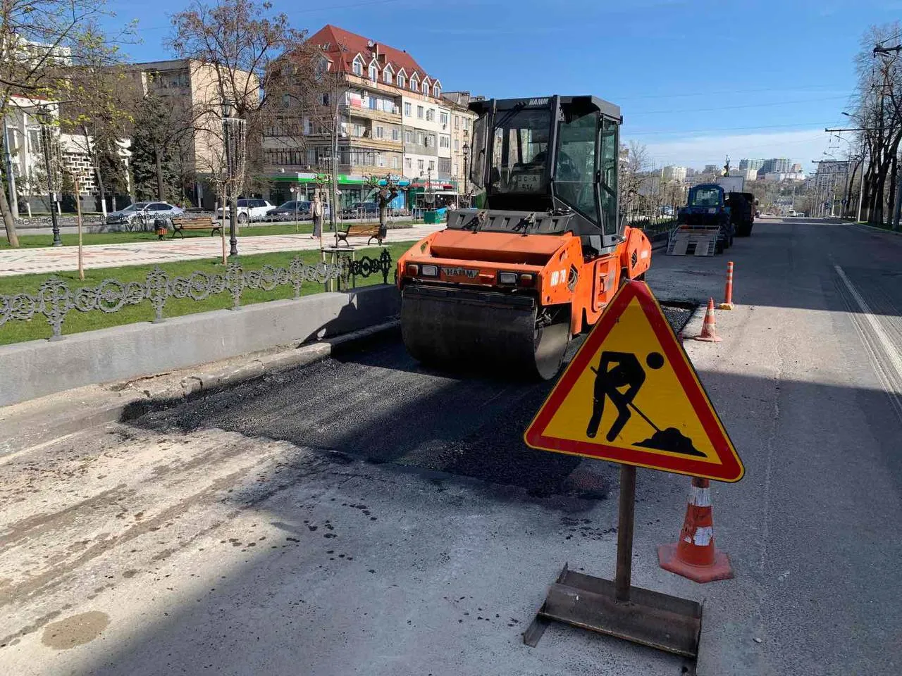 В Кишиневе проводится пломбирование ям горячим асфальтом