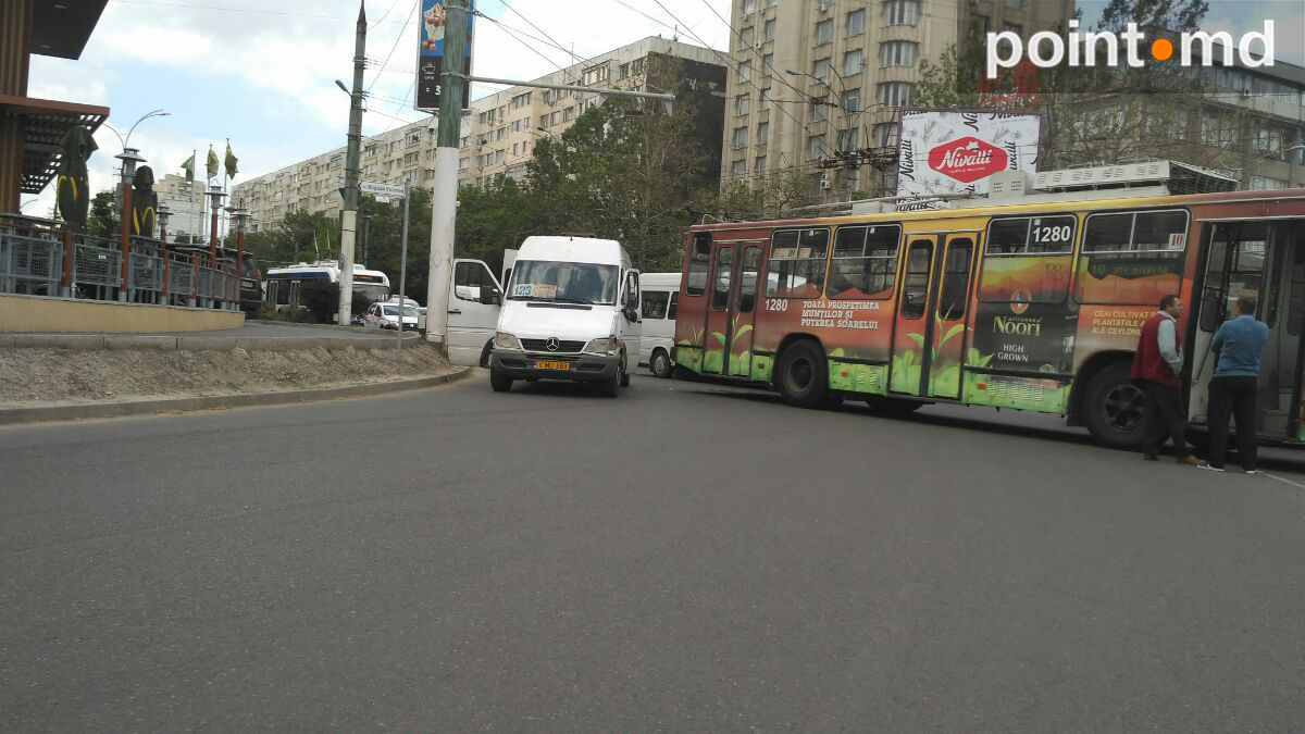 InfoTrafic 17:00: Accidente în Capitală. Unde se circulă bară la bară
