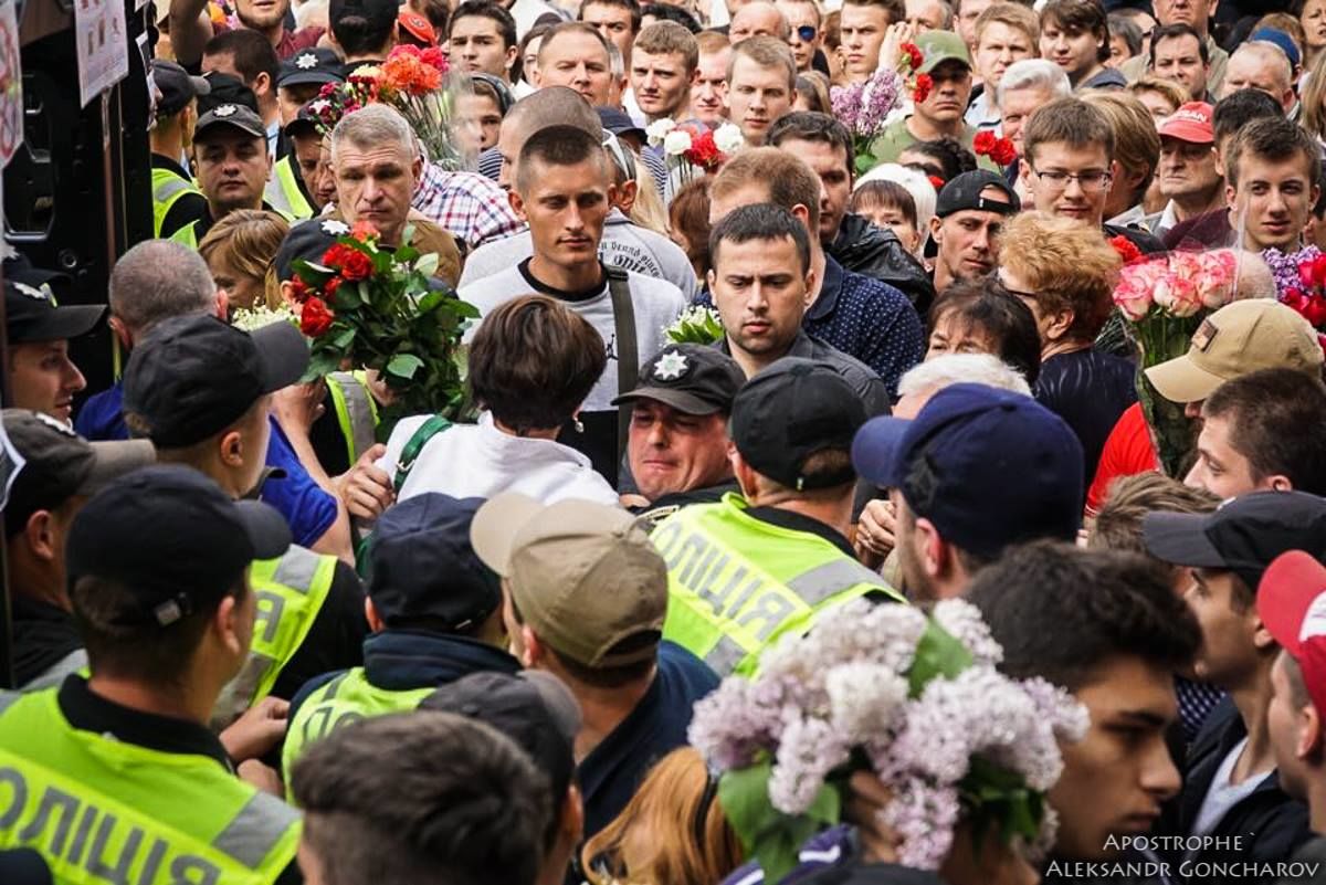 В Киеве радикалы подрались с участниками акции "Бессмертный полк"