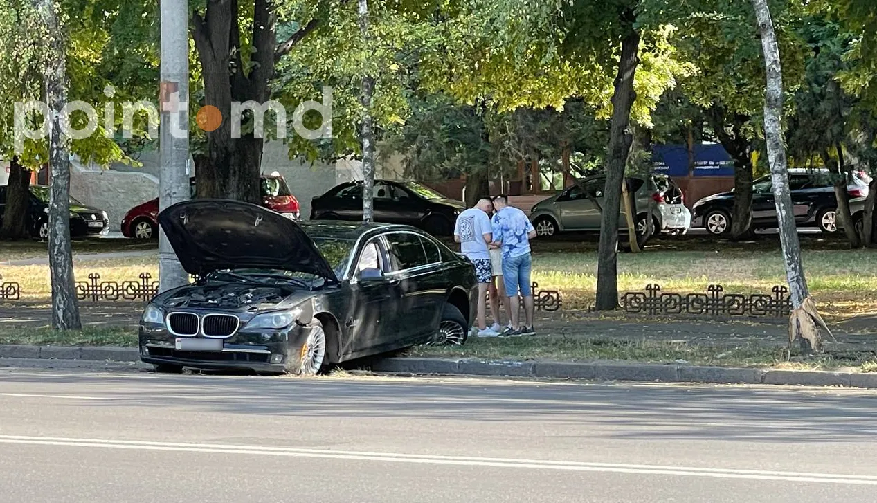 На Скулянке водитель BMW не справился с управлением и врезался в дерево