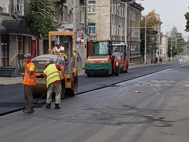 Dorin Chirtoacă transmite „live” cum se așterne ultimul strat de asfalt pe strada Vasile Alecsandri din capitală