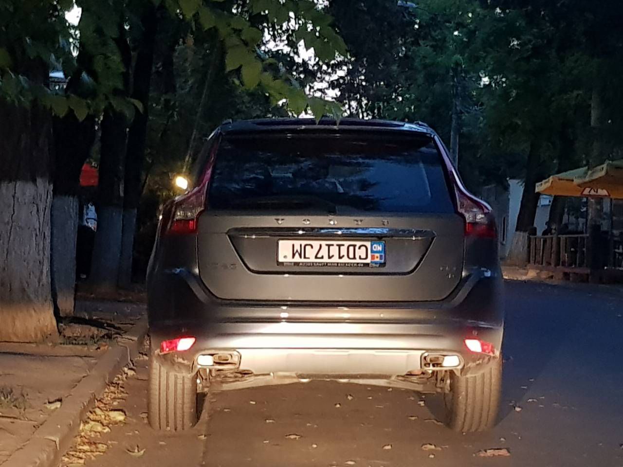По Кишиневу ездит автомобиль с перевернутыми номерами