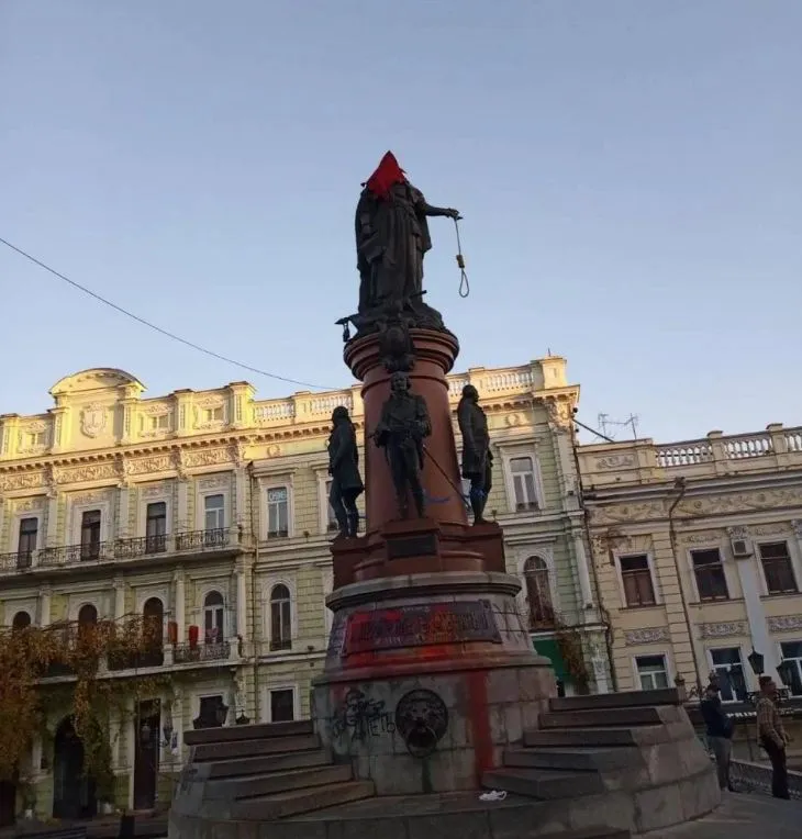 В Одессе на статую Екатерины II надели колпак палача