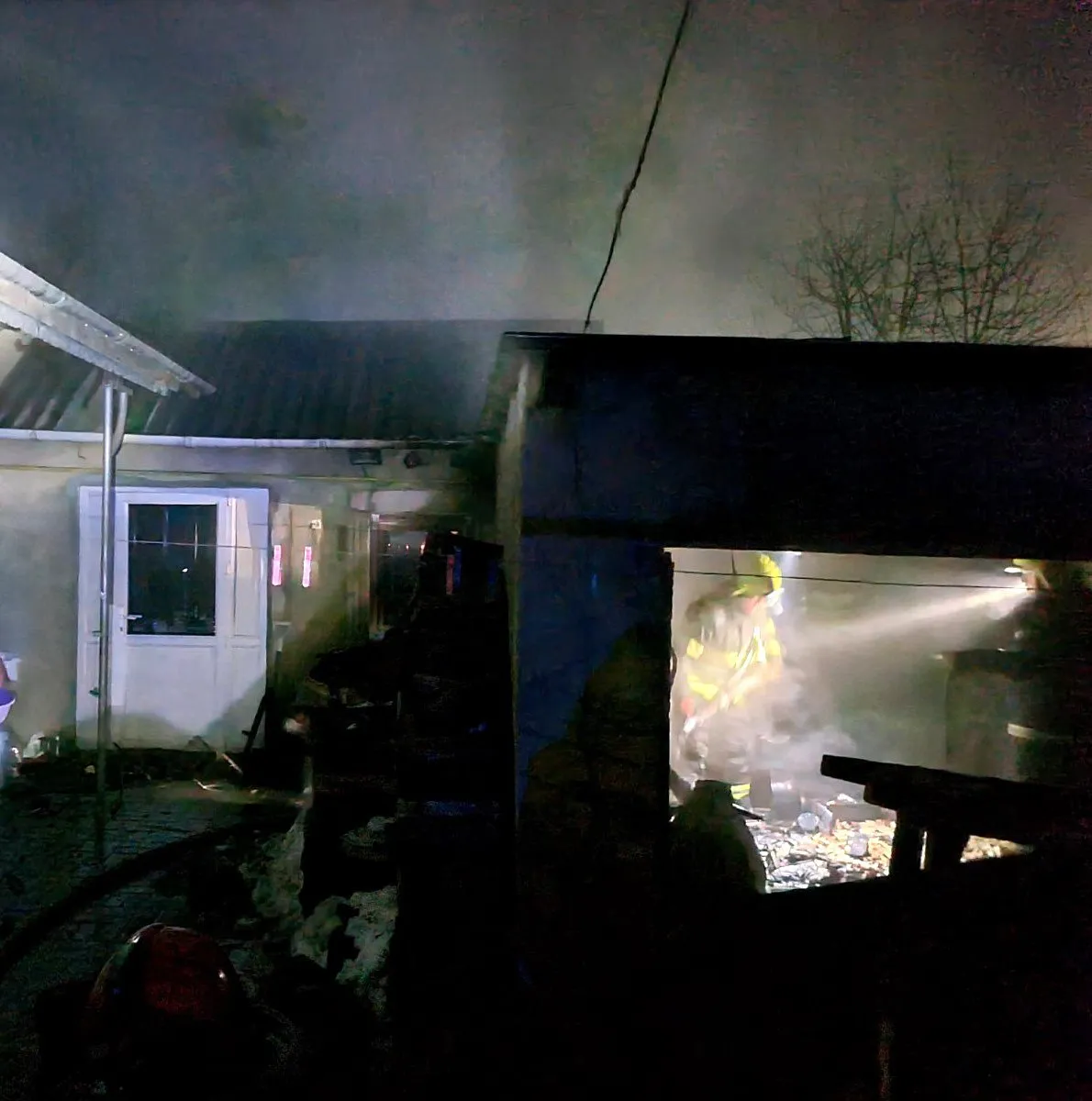 Pompierii au scos opt butelii de gaz dintr-o casă în flăcări și au salvat o familie la Cantemir