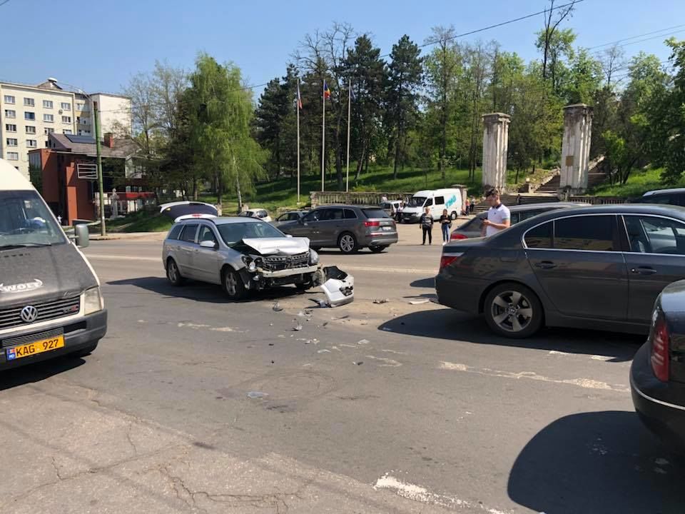 Два автомобиля стали участниками ДТП на бульваре Дечебал