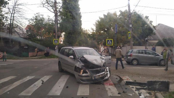 На одной из столичных улиц произошло ДТП: повреждены два автомобиля