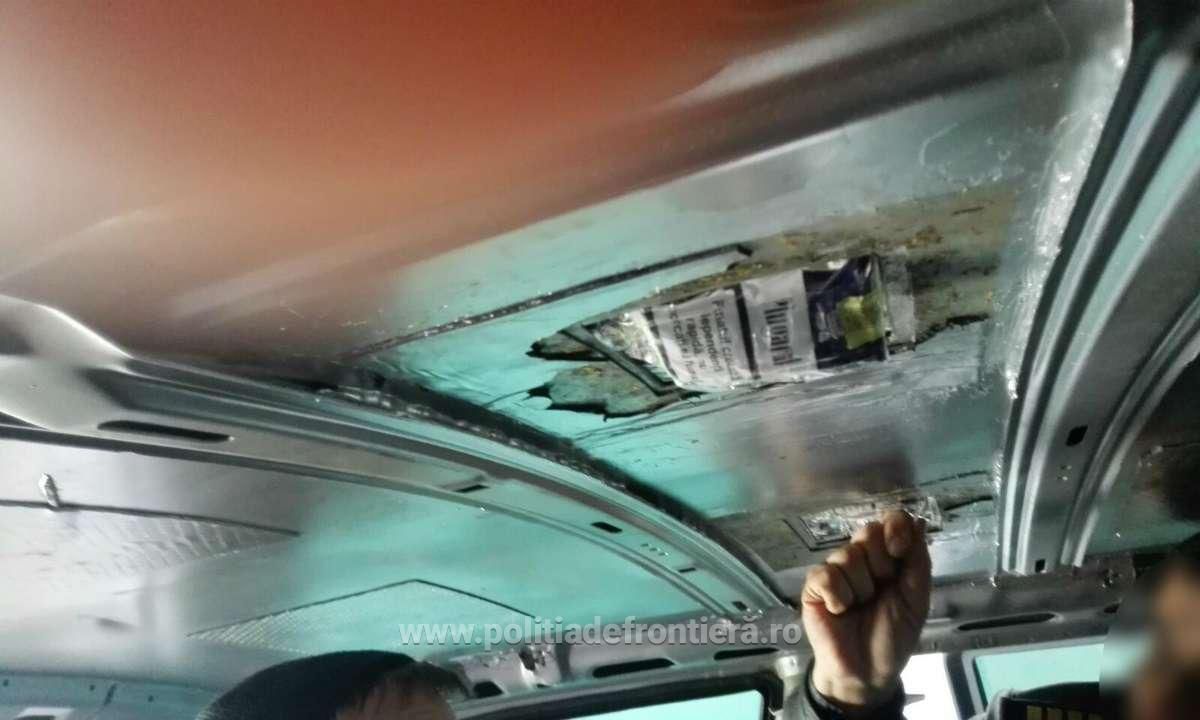 10.000 de tigări de contrabandă ascunse în plafonul unei maşini, depistate în Vama Sculeni