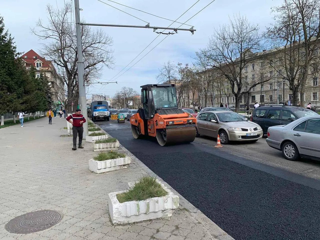В Кишиневе проводится пломбирование ям горячим асфальтом