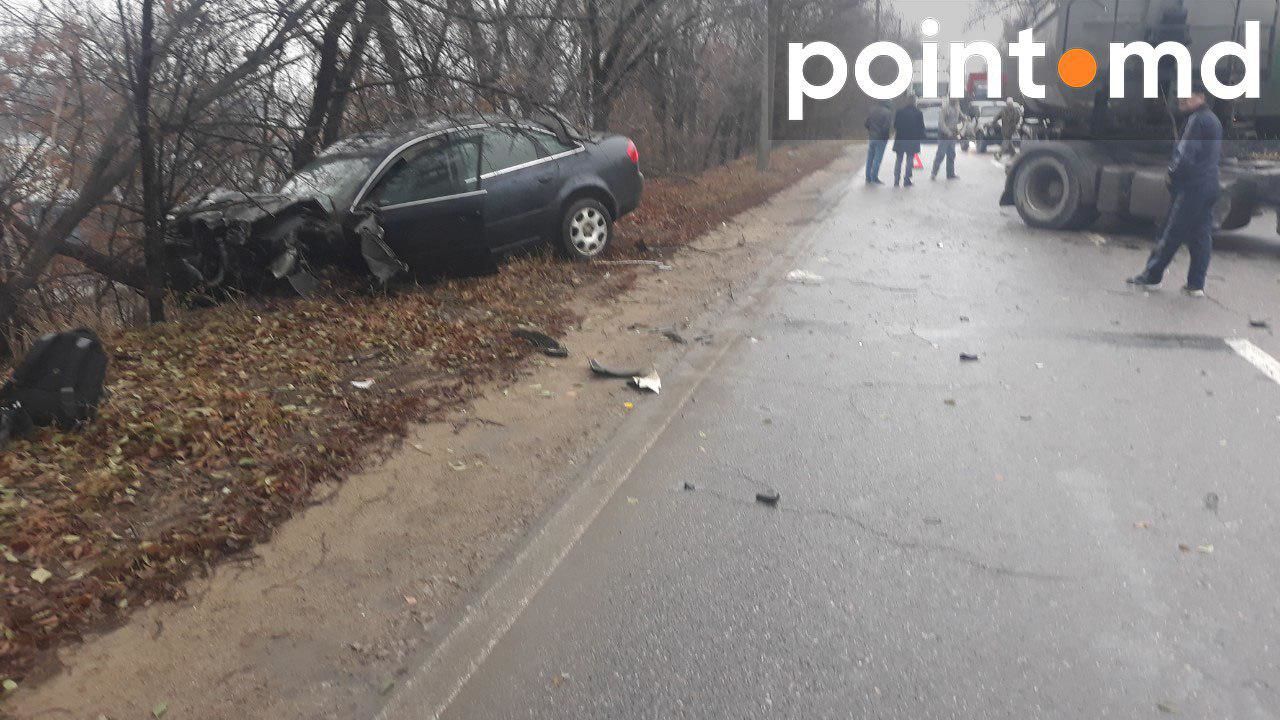 В Кишиневе грузовик столкнулся с легковым автомобилем