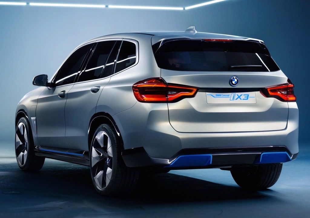 BMW показала свой первый электрический кроссовер