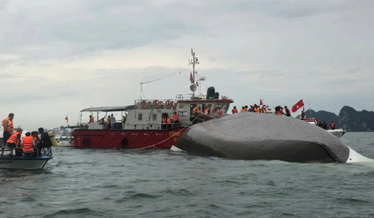 Во Вьетнаме 34 человека погибли при крушении судна во время экскурсии