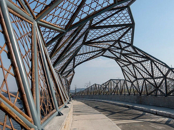 В Китае построили мост из стали и бамбука