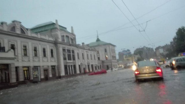 В Черновцах после проливного дождя вода затопила десятки улиц