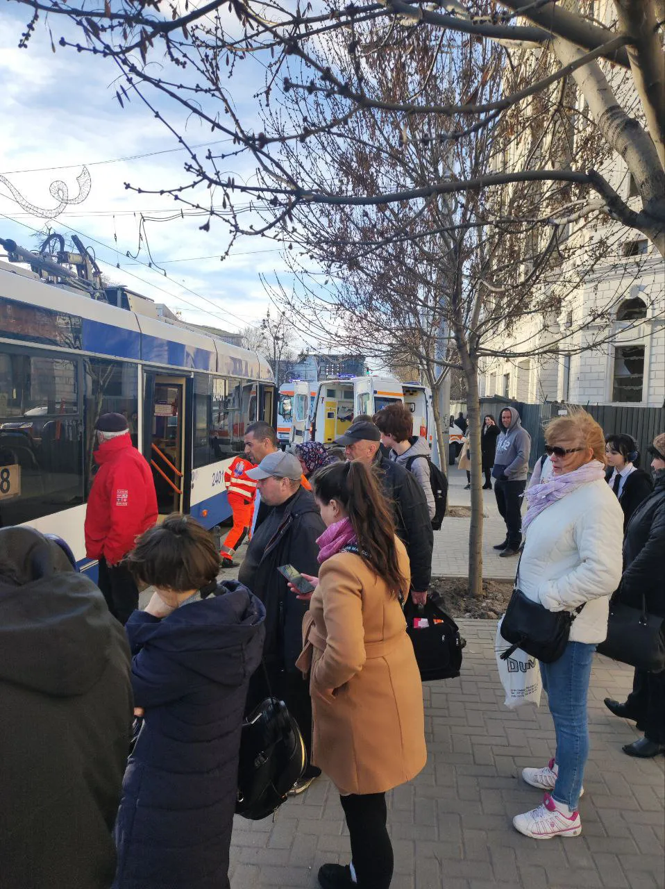 В столице мужчина скончался в троллейбусе