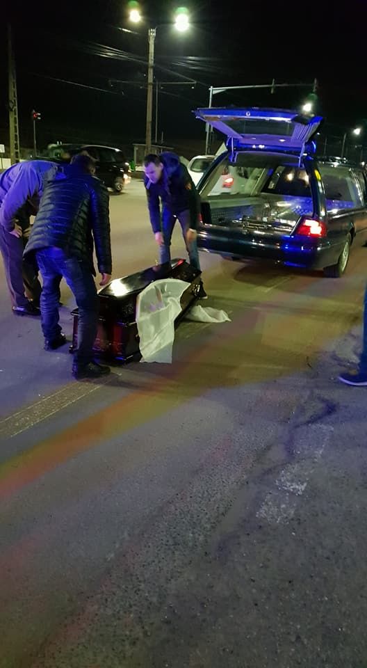 В Румынии из похоронной машины прямо на дорогу выпал гроб с покойником