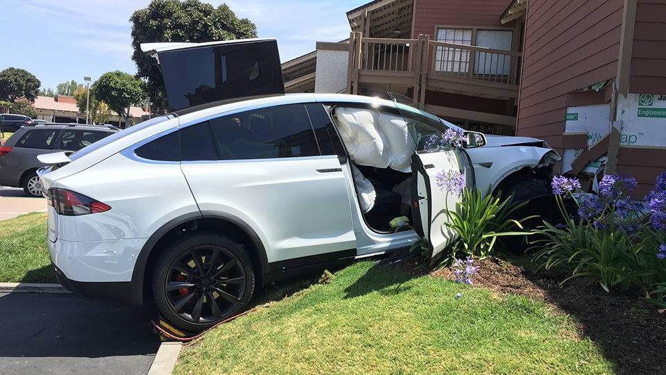 Кроссовер Tesla врезался в здание из-за внезапного ускорения