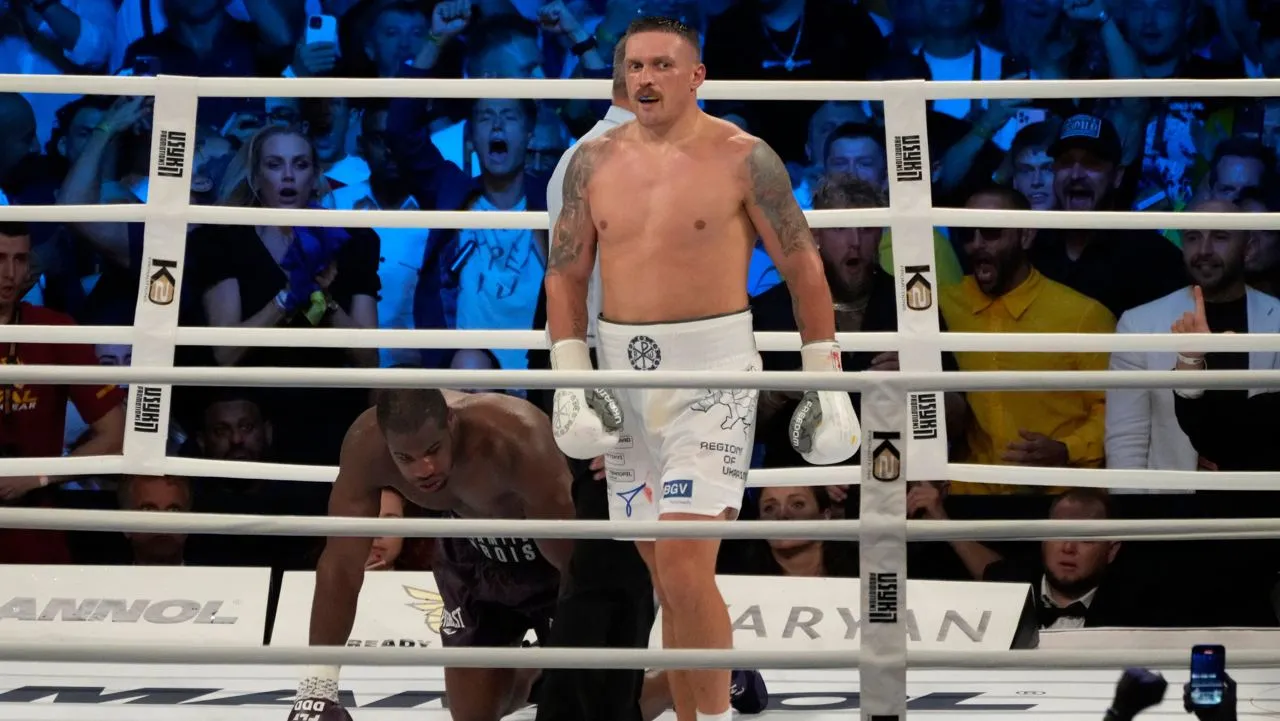 Усик зрелищно нокаутировал Дюбуа и сохранил чемпионские пояса