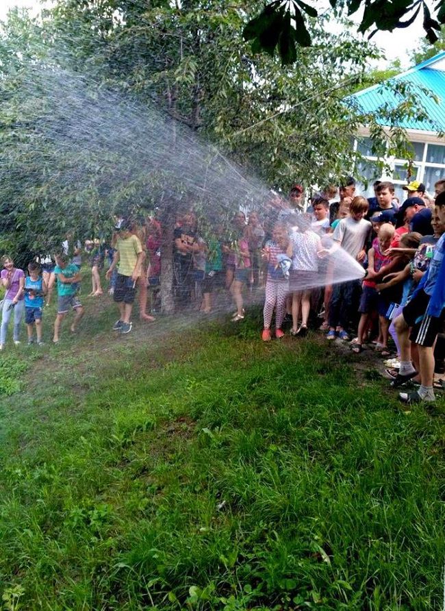 Спасатели обучили детей в лагерях правилам пожарной безопасности