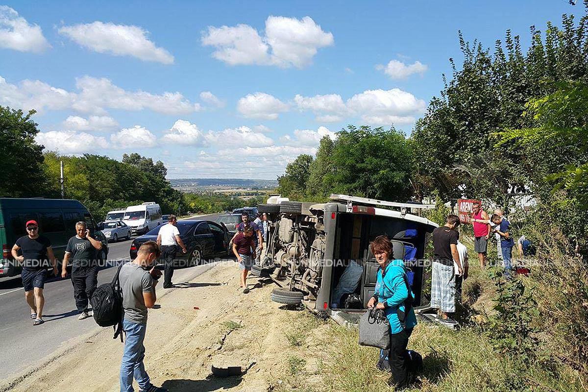 В Молдове вновь перевернулась маршрутка с пассажирами