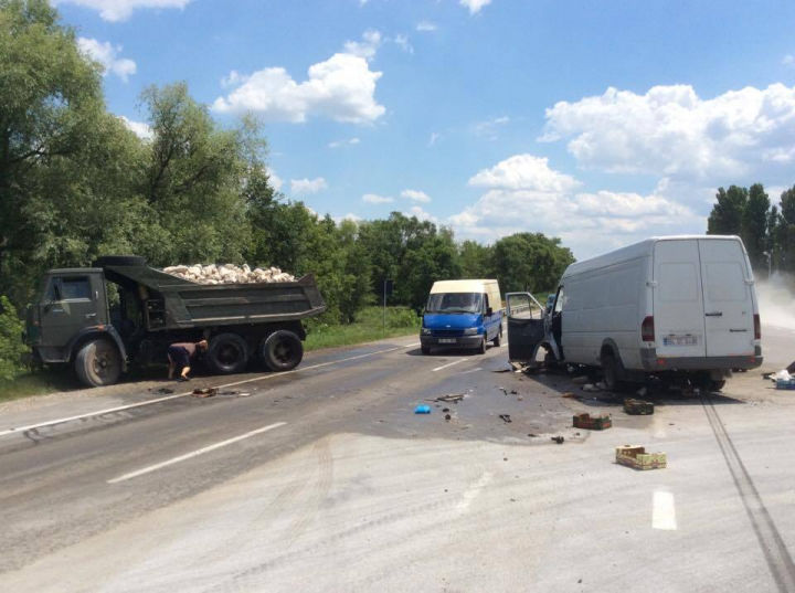 Accident violent în satul Ratuș. Un microbuz marfar a intrat în plin într-un camion