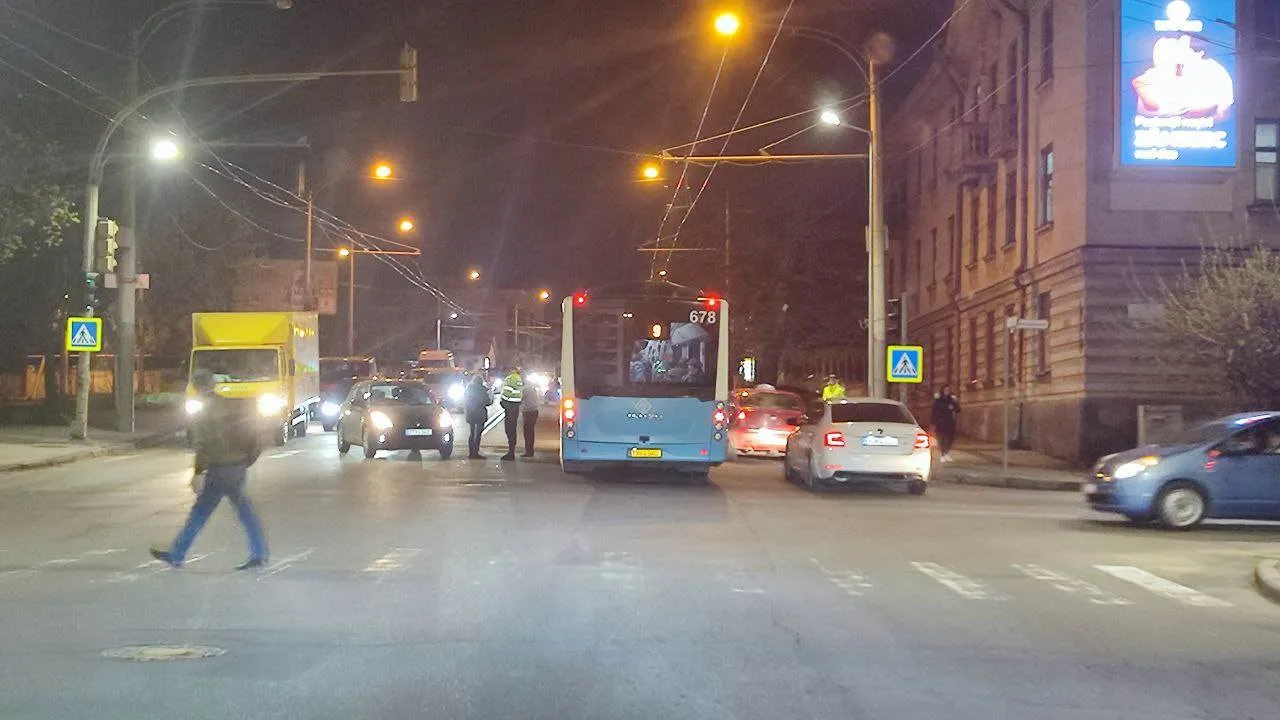В Кишиневе на перекрестке столкнулись легковой автомобиль и автобус