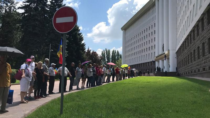 Сторонники Андрея Нэстасе и Майи Санду протестовали у здания Парламента