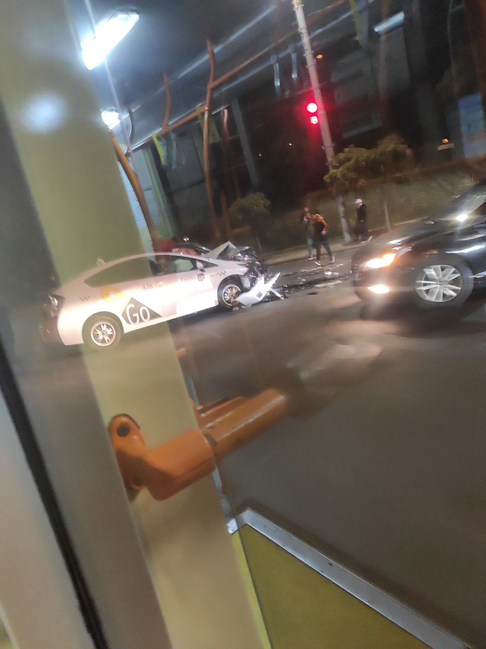 В Кишиневе автомобиль такси попал в серьезную аварию